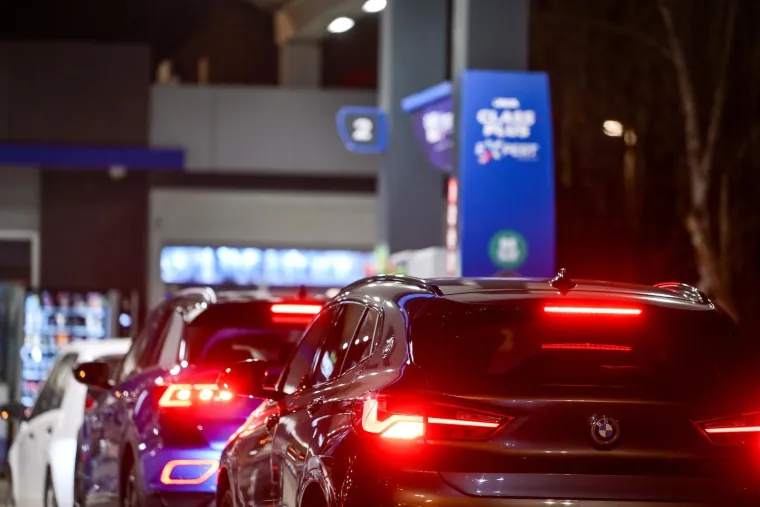 Svi na benzinsku! Neke već i presu&scaron;ile: Pogledajte gužve i navale Hrvata i Slovenaca