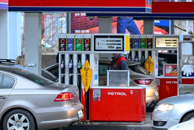 Svi na benzinsku! Neke već i presu&scaron;ile: Pogledajte gužve i navale Hrvata i Slovenaca