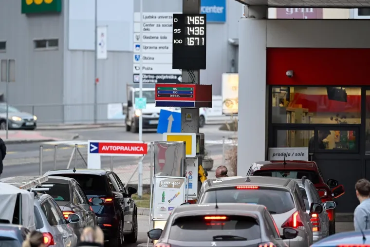 Svi na benzinsku! Neke već i presu&scaron;ile: Pogledajte gužve i navale Hrvata i Slovenaca