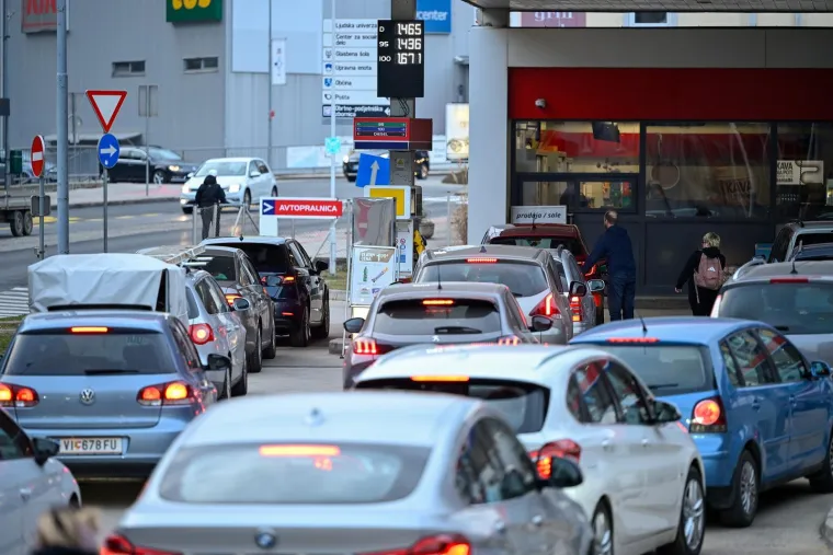 Svi na benzinsku! Neke već i presu&scaron;ile: Pogledajte gužve i navale Hrvata i Slovenaca