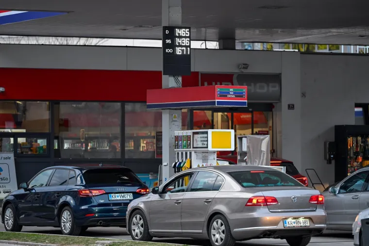 Svi na benzinsku! Neke već i presu&scaron;ile: Pogledajte gužve i navale Hrvata i Slovenaca