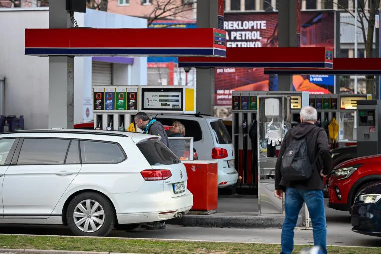 Svi na benzinsku! Neke već i presu&scaron;ile: Pogledajte gužve i navale Hrvata i Slovenaca