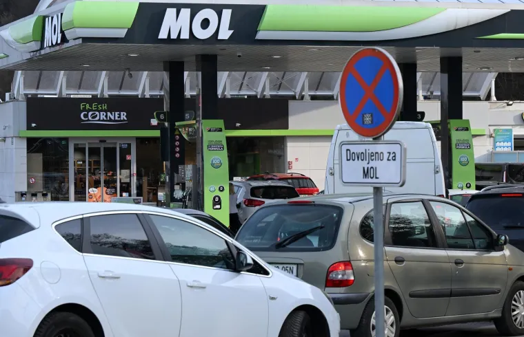 Svi na benzinsku! Neke već i presu&scaron;ile: Pogledajte gužve i navale Hrvata i Slovenaca