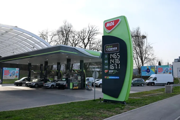 Svi na benzinsku! Neke već i presu&scaron;ile: Pogledajte gužve i navale Hrvata i Slovenaca