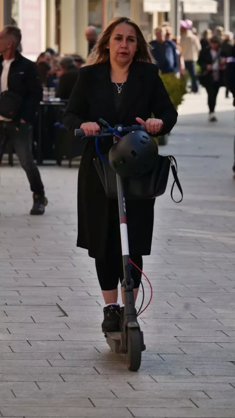 Svi su gledali u nasmijanu brinetu na &scaron;pici u Čakovcu: Njezin outfit pun je pogodak