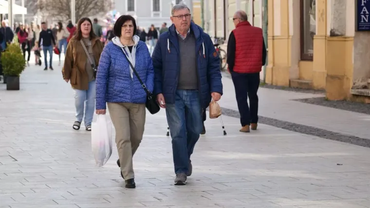 Svi su gledali u nasmijanu brinetu na &scaron;pici u Čakovcu: Njezin outfit pun je pogodak