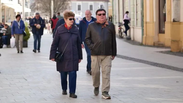 Svi su gledali u nasmijanu brinetu na &scaron;pici u Čakovcu: Njezin outfit pun je pogodak