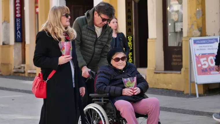 Svi su gledali u nasmijanu brinetu na &scaron;pici u Čakovcu: Njezin outfit pun je pogodak