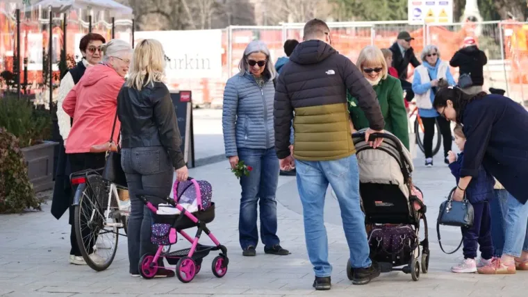 Svi su gledali u nasmijanu brinetu na &scaron;pici u Čakovcu: Njezin outfit pun je pogodak