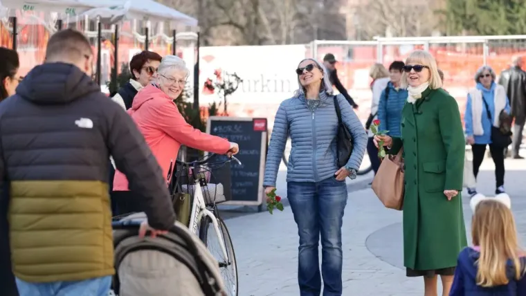 Svi su gledali u nasmijanu brinetu na &scaron;pici u Čakovcu: Njezin outfit pun je pogodak