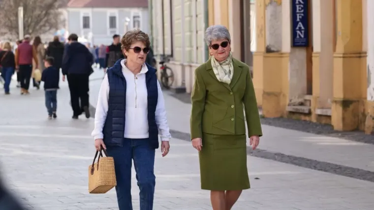 Svi su gledali u nasmijanu brinetu na &scaron;pici u Čakovcu: Njezin outfit pun je pogodak