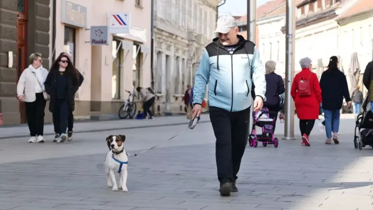 Svi su gledali u nasmijanu brinetu na &scaron;pici u Čakovcu: Njezin outfit pun je pogodak