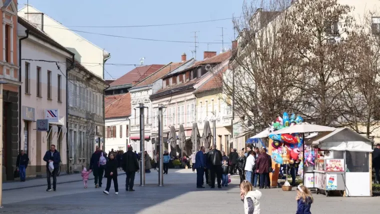 Svi su gledali u nasmijanu brinetu na &scaron;pici u Čakovcu: Njezin outfit pun je pogodak