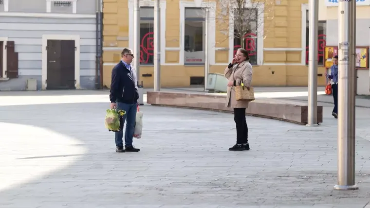 Svi su gledali u nasmijanu brinetu na &scaron;pici u Čakovcu: Njezin outfit pun je pogodak