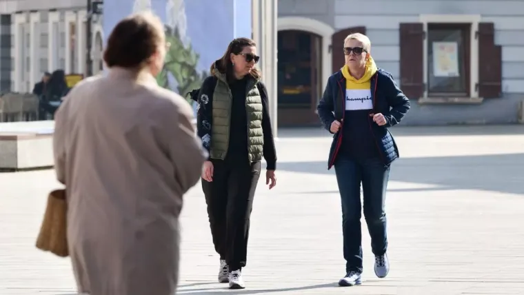 Svi su gledali u nasmijanu brinetu na &scaron;pici u Čakovcu: Njezin outfit pun je pogodak