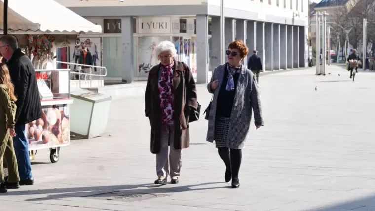 Svi su gledali u nasmijanu brinetu na &scaron;pici u Čakovcu: Njezin outfit pun je pogodak