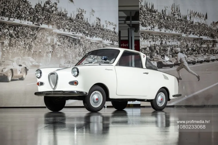 Pogledajte kakva kolekcija Ferrarija ide na prodaju: Najskuplji ko&scaron;ta skoro 700.000 funti!