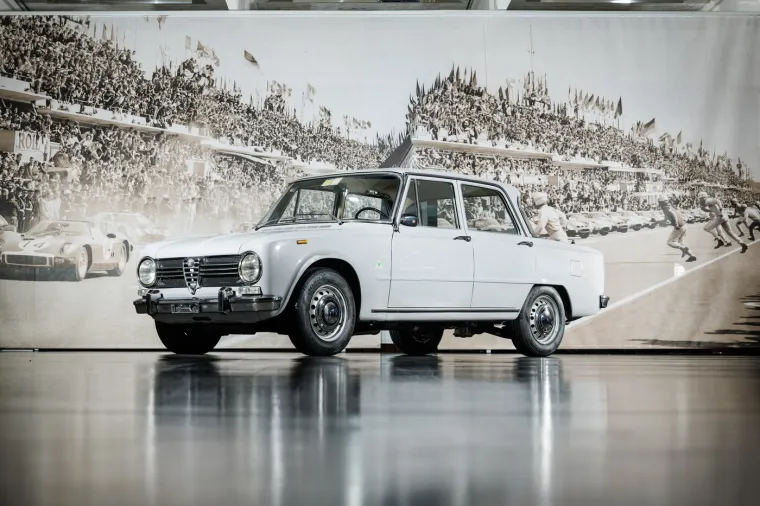 Pogledajte kakva kolekcija Ferrarija ide na prodaju: Najskuplji ko&scaron;ta skoro 700.000 funti!