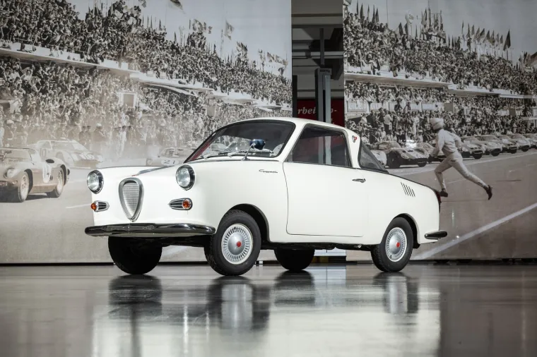 Pogledajte kakva kolekcija Ferrarija ide na prodaju: Najskuplji ko&scaron;ta skoro 700.000 funti!