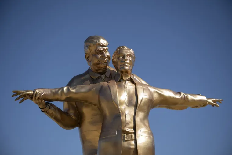 Neobična skulptura zabezeknula ljude: Rekreirali scenu iz Titanica, ali pogledajte tko se grli