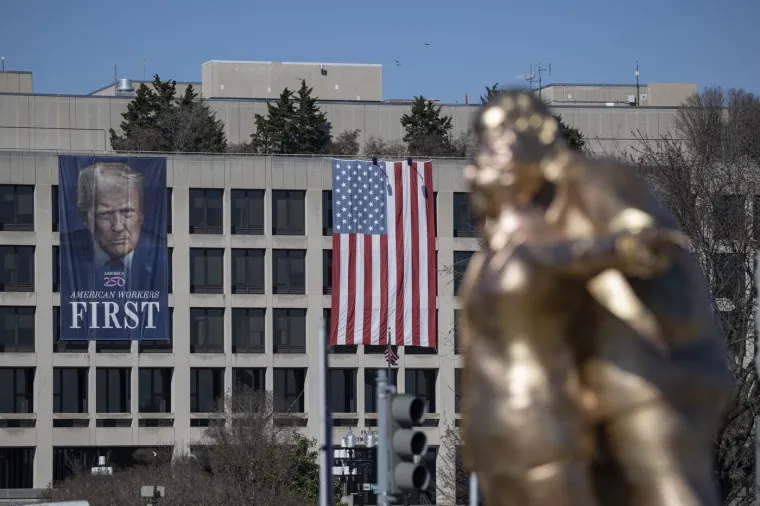 Neobična skulptura zabezeknula ljude: Rekreirali scenu iz Titanica, ali pogledajte tko se grli