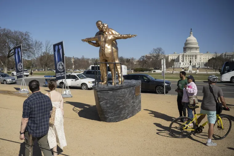Neobična skulptura zabezeknula ljude: Rekreirali scenu iz Titanica, ali pogledajte tko se grli