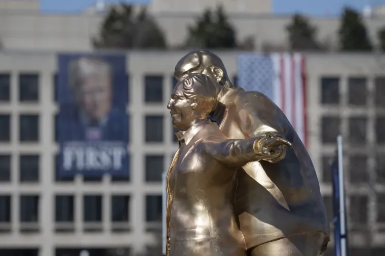 Neobična skulptura zabezeknula ljude: Rekreirali scenu iz Titanica, ali pogledajte tko se grli