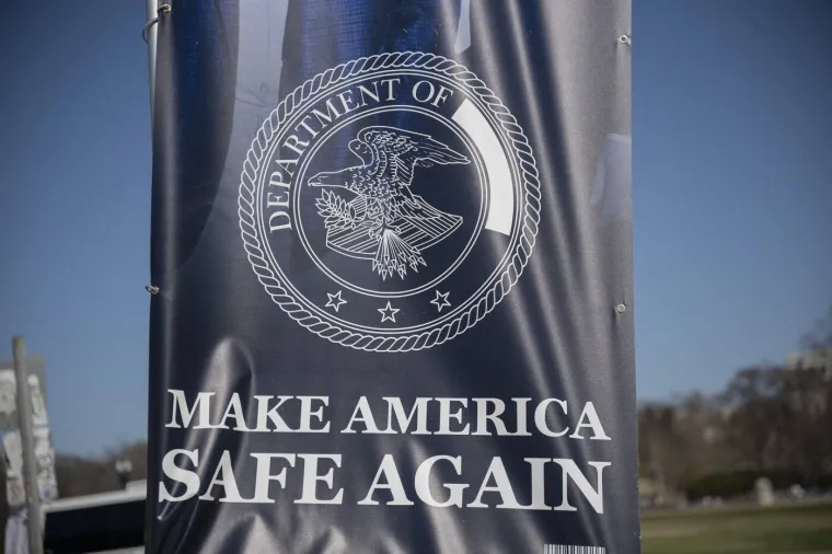 Neobična skulptura zabezeknula ljude: Rekreirali scenu iz Titanica, ali pogledajte tko se grli