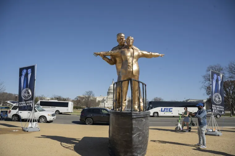 Neobična skulptura zabezeknula ljude: Rekreirali scenu iz Titanica, ali pogledajte tko se grli