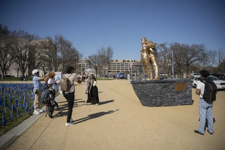 Neobična skulptura zabezeknula ljude: Rekreirali scenu iz Titanica, ali pogledajte tko se grli