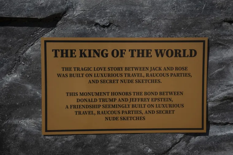 Neobična skulptura zabezeknula ljude: Rekreirali scenu iz Titanica, ali pogledajte tko se grli