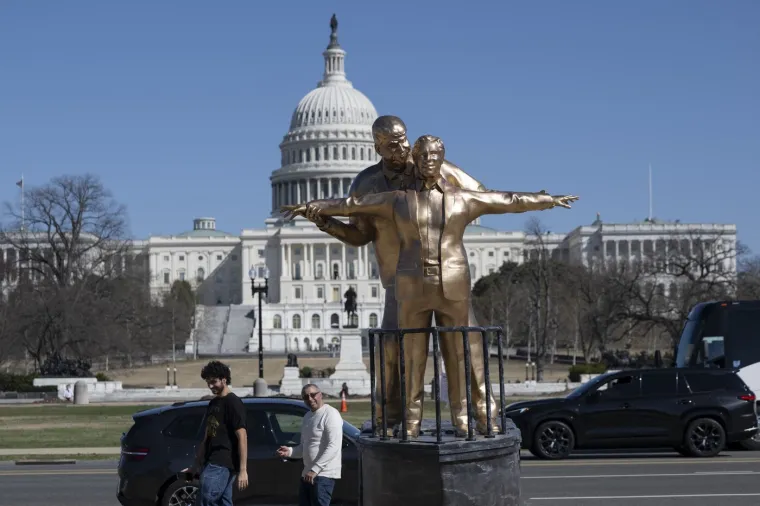 Neobična skulptura zabezeknula ljude: Rekreirali scenu iz Titanica, ali pogledajte tko se grli