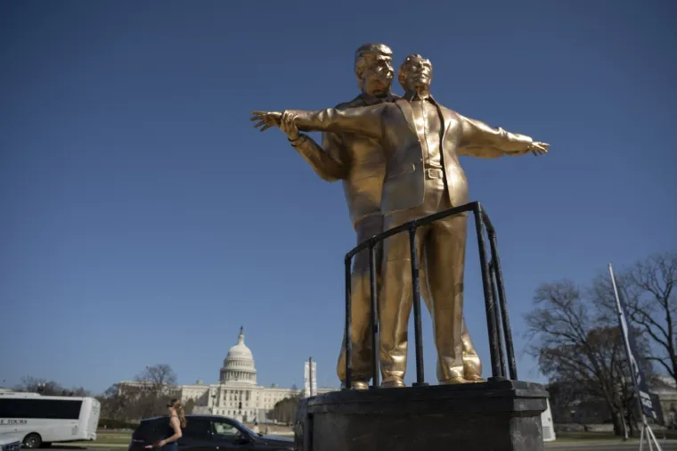 Neobična skulptura zabezeknula ljude: Rekreirali scenu iz Titanica, ali pogledajte tko se grli