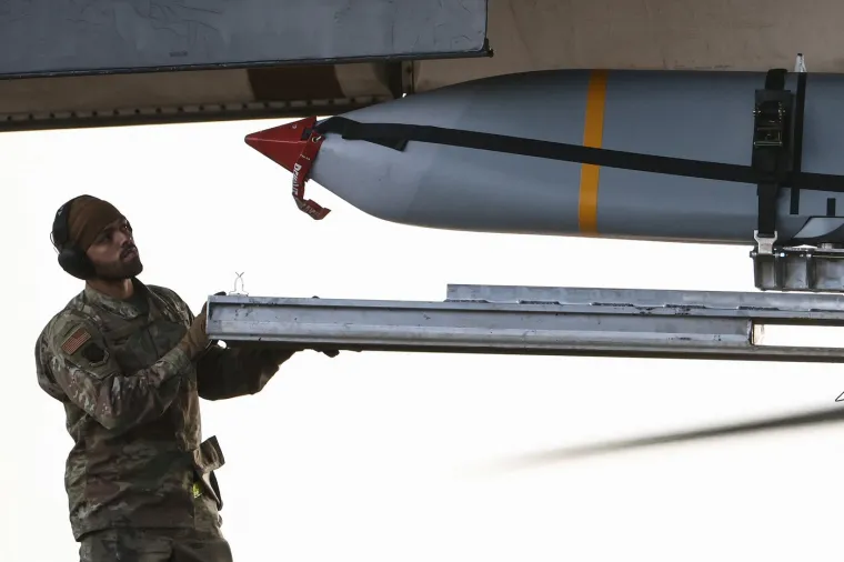 &Scaron;to se to 'kuha' u Britaniji? Amerikanci pune streljivom ubojiti bombarder 'Kost'