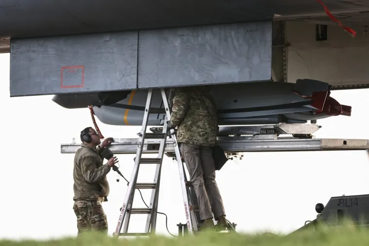 &Scaron;to se to 'kuha' u Britaniji? Amerikanci pune streljivom ubojiti bombarder 'Kost'