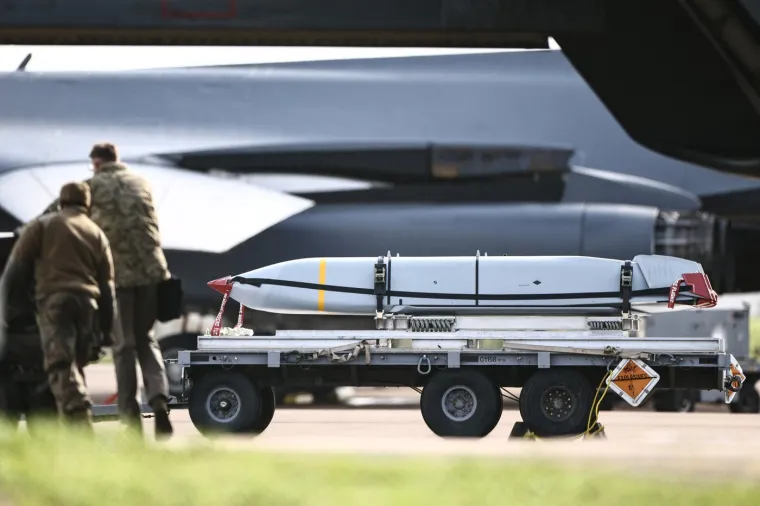 &Scaron;to se to 'kuha' u Britaniji? Amerikanci pune streljivom ubojiti bombarder 'Kost'