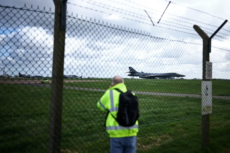 &Scaron;to se to 'kuha' u Britaniji? Amerikanci pune streljivom ubojiti bombarder 'Kost'