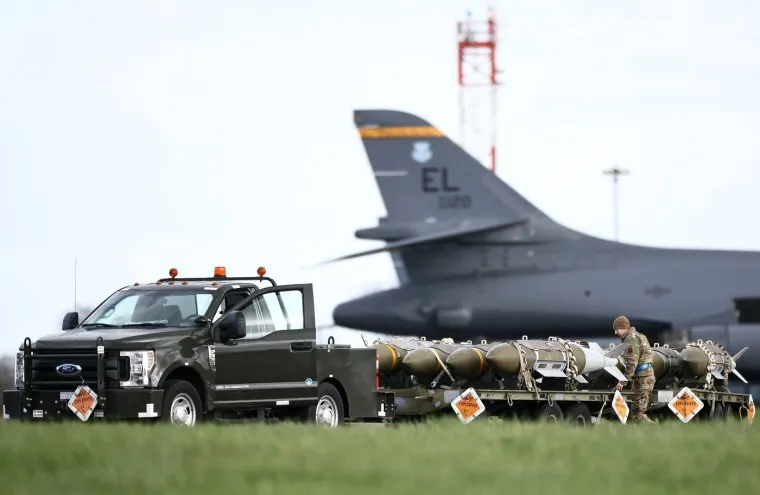 &Scaron;to se to 'kuha' u Britaniji? Amerikanci pune streljivom ubojiti bombarder 'Kost'