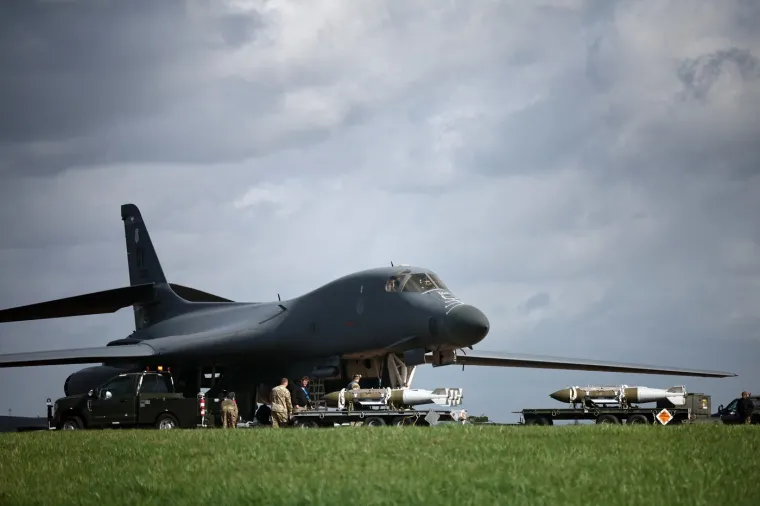 &Scaron;to se to 'kuha' u Britaniji? Amerikanci pune streljivom ubojiti bombarder 'Kost'