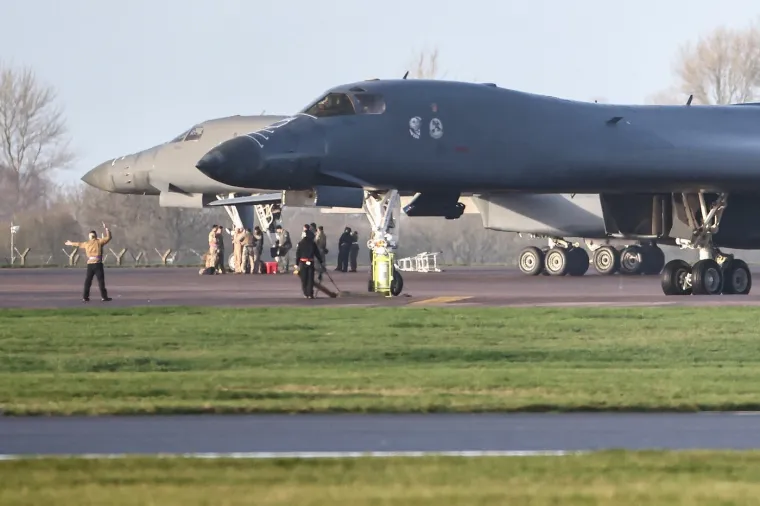 &Scaron;to se to 'kuha' u Britaniji? Amerikanci pune streljivom ubojiti bombarder 'Kost'