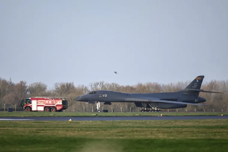 &Scaron;to se to 'kuha' u Britaniji? Amerikanci pune streljivom ubojiti bombarder 'Kost'