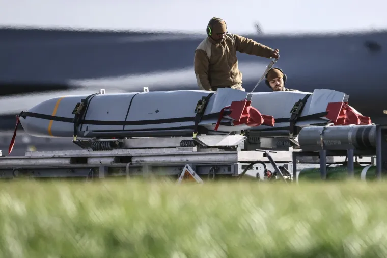 &Scaron;to se to 'kuha' u Britaniji? Amerikanci pune streljivom ubojiti bombarder 'Kost'