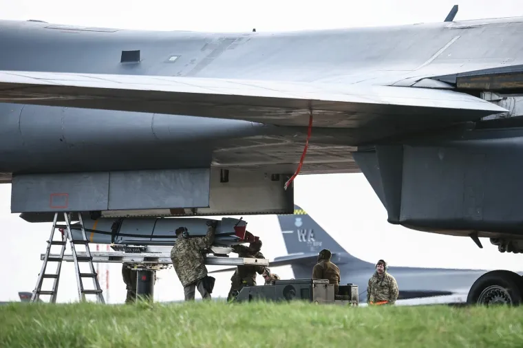 &Scaron;to se to 'kuha' u Britaniji? Amerikanci pune streljivom ubojiti bombarder 'Kost'