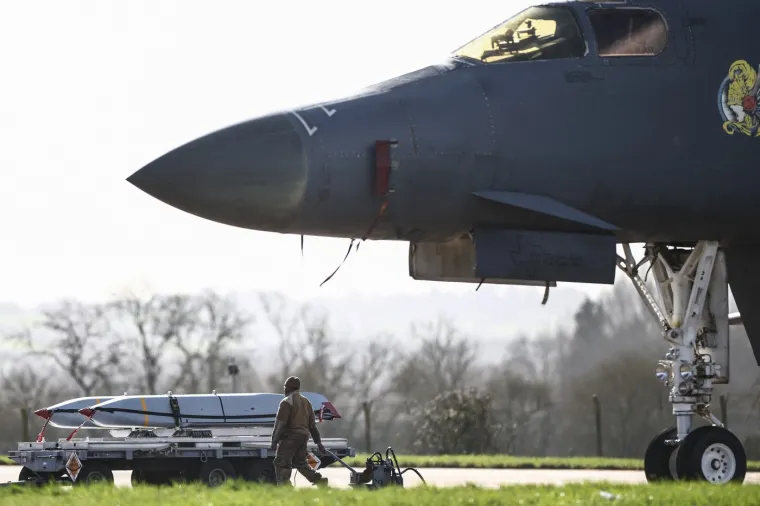 &Scaron;to se to 'kuha' u Britaniji? Amerikanci pune streljivom ubojiti bombarder 'Kost'