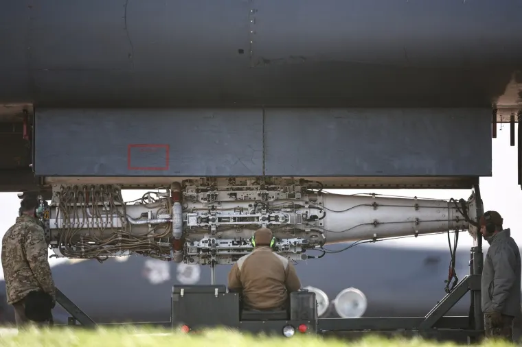 &Scaron;to se to 'kuha' u Britaniji? Amerikanci pune streljivom ubojiti bombarder 'Kost'