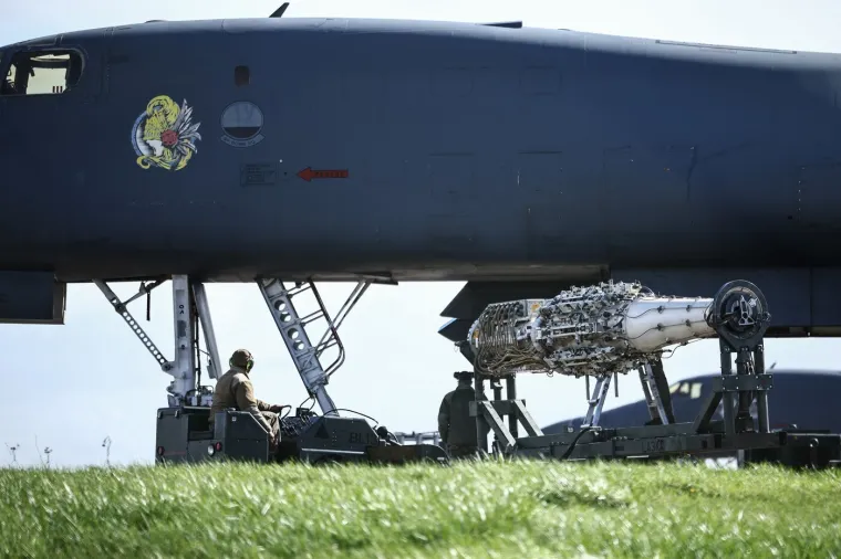 &Scaron;to se to 'kuha' u Britaniji? Amerikanci pune streljivom ubojiti bombarder 'Kost'