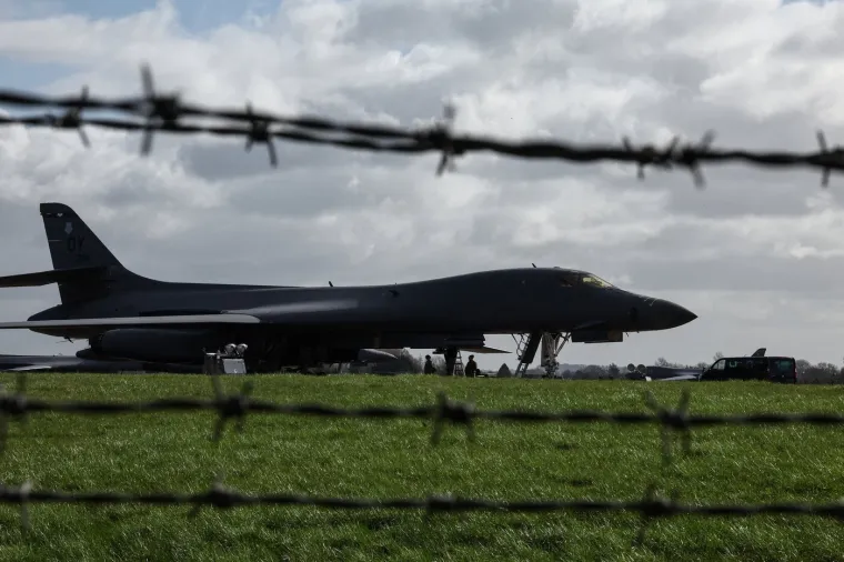 &Scaron;to se to 'kuha' u Britaniji? Amerikanci pune streljivom ubojiti bombarder 'Kost'