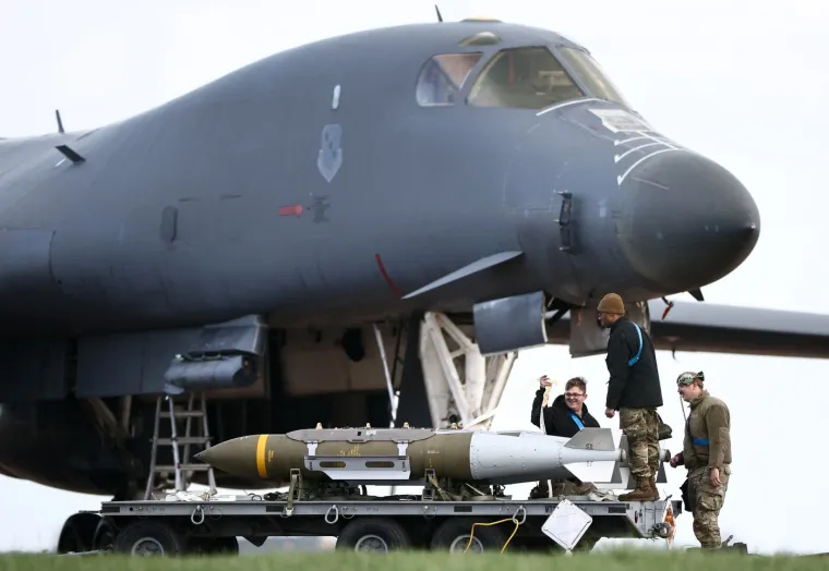 &Scaron;to se to 'kuha' u Britaniji? Amerikanci pune streljivom ubojiti bombarder 'Kost'