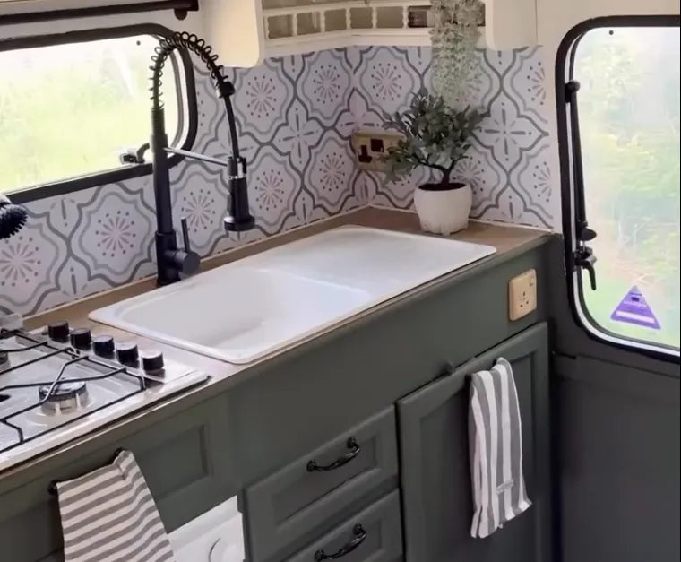 Kupili su staru kamp kućicu za siću i od nje stvorili mali raj na kotačima: Izgleda bajkovito