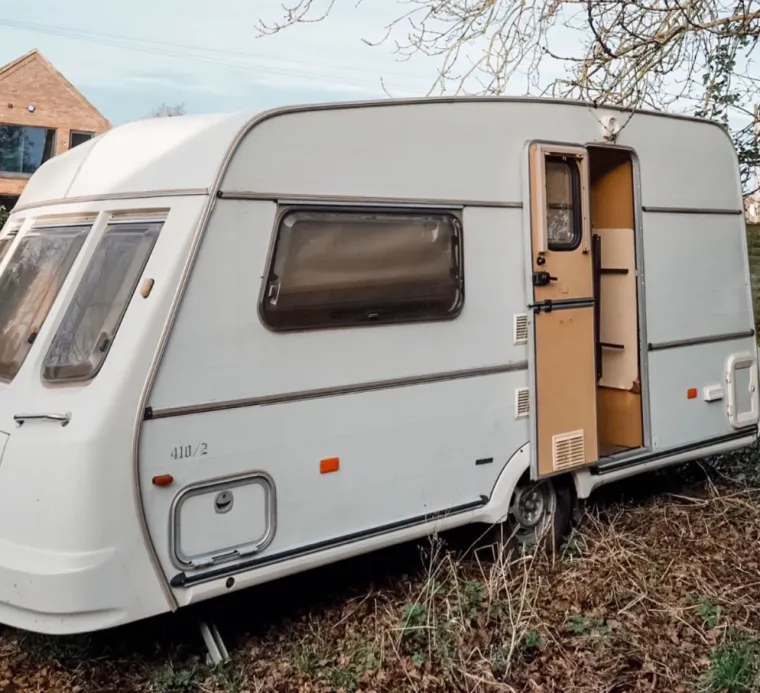 Kupili su staru kamp kućicu za siću i od nje stvorili mali raj na kotačima: Izgleda bajkovito